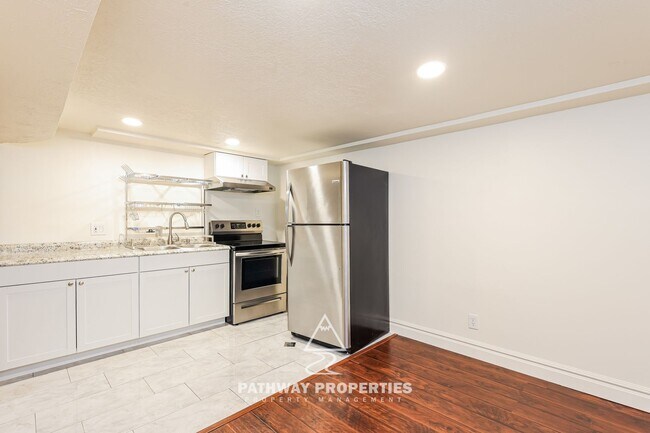 Foto del edificio - Well-Maintained 4 Bed / 2 Bath Single-Family Home with Separate Mother-In-Law Apartment – South S...