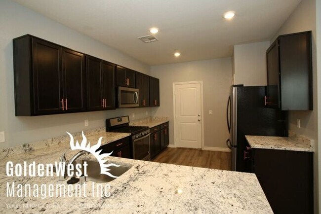Building Photo - Cozy 3Bdm 2.5Ba home in Capobella Ave.