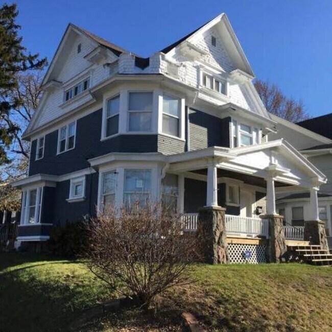 Building Photo - 800 Kalamazoo Ave SE