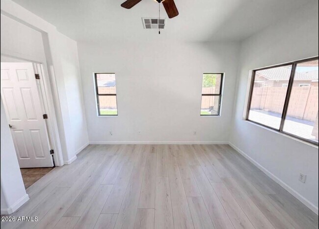 Foto del edificio - 934 E Overlin Dr