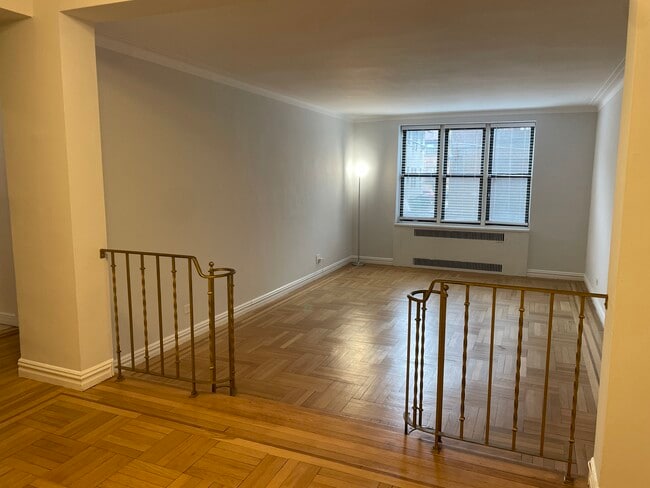 Building Photo - 210 Martine Ave