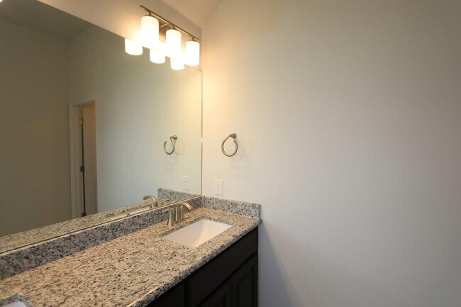 Foto del edificio - 2440 Roaring River Cv