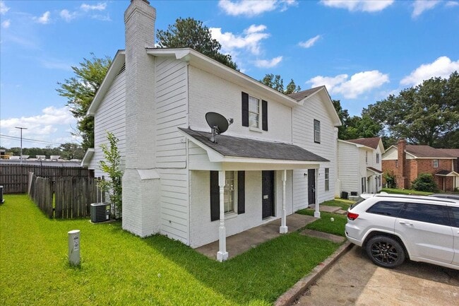 Building Photo - Just renovated 2 bed 1.5 bath townhome