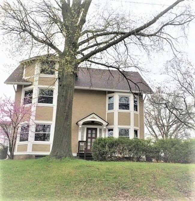 Building Photo - Beautiful 4 bedroom 1.5 house