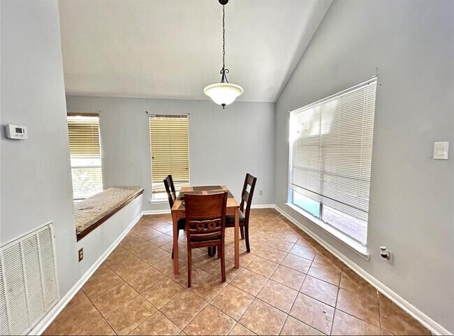 Foto del edificio - 9322 Stonecreek Ln