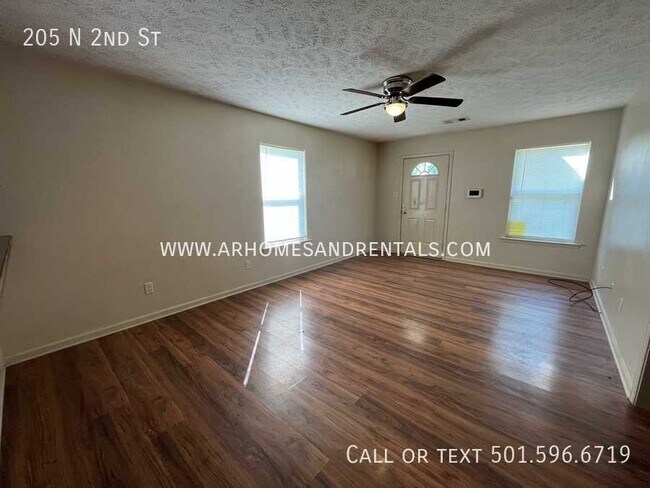 Foto del edificio - 205 N 2nd St | $1095 | 3 beds, 2 full baths