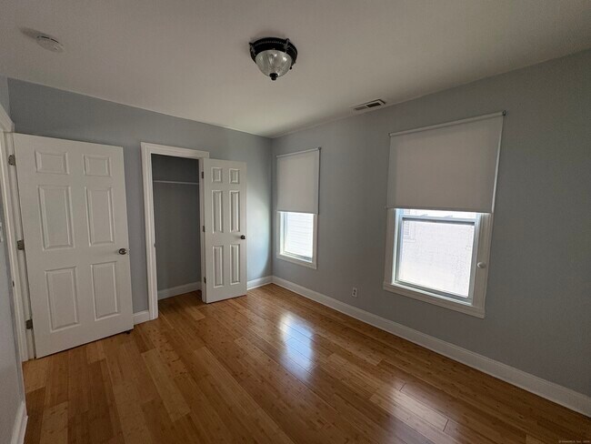 Foto del edificio - 679 Shelton St