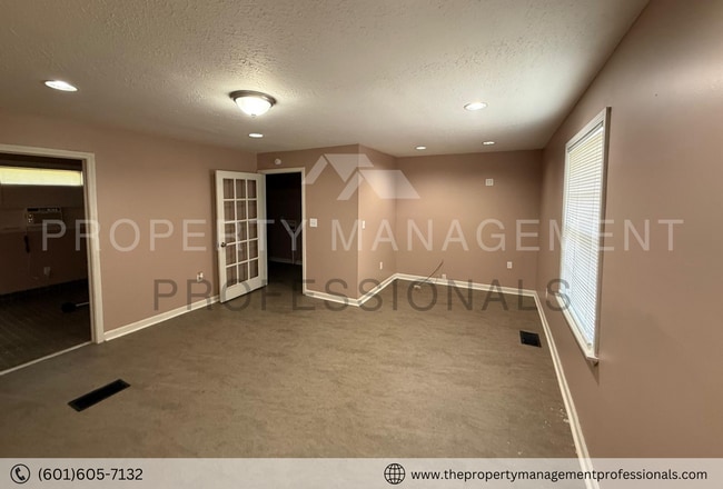 Building Photo - 348 Colonial Dr