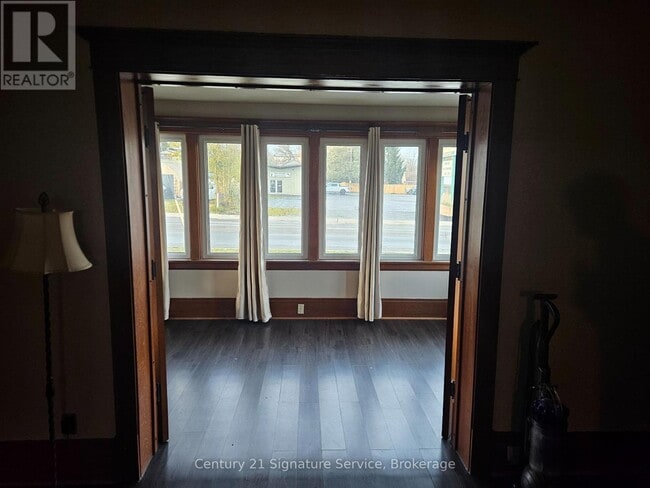 Building Photo - 92 Killaly St W