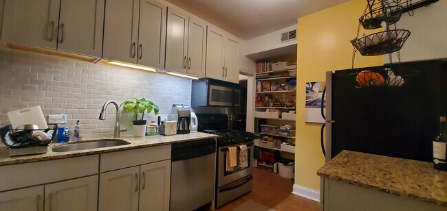 Kitchen - 2314 W Byron St