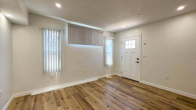 Foto del edificio - 126 E 3rd St