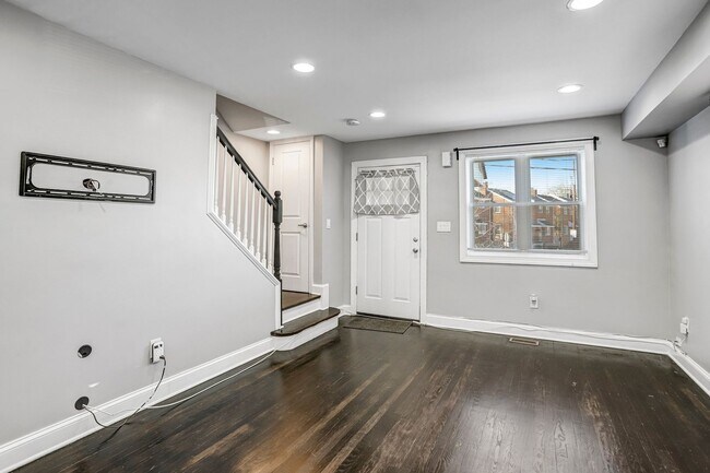 Foto del edificio - Bright and Beautiful Benning Ridge Abode
