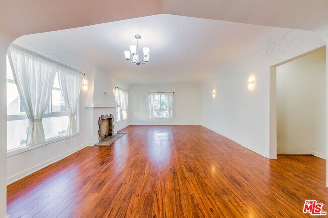 Building Photo - 1325 S Rimpau Blvd