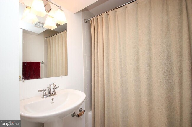 Foto del edificio - 8419 Woodford Ct