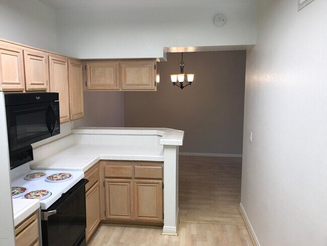 Foto del edificio - Nice Oak Park Corner Unit Townhome Which I...
