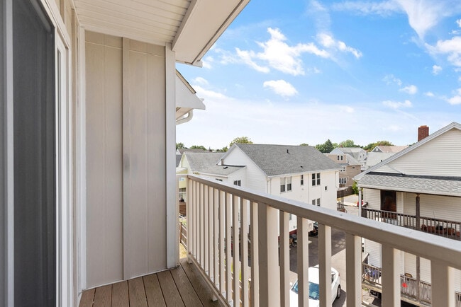 Building Photo - 270 Cedar St