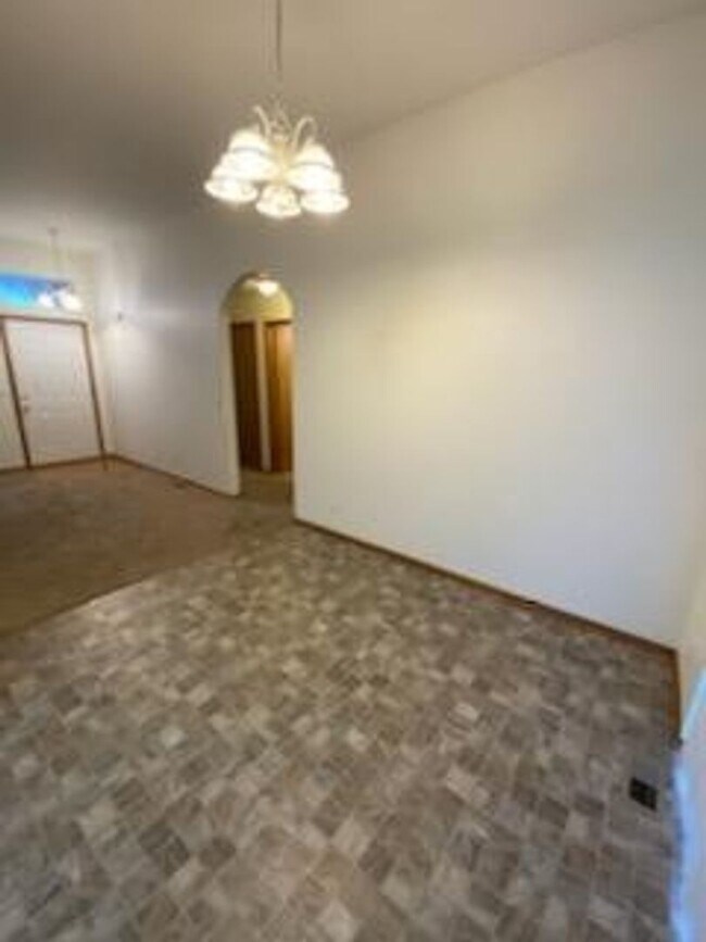 Building Photo - 2559-2559 W Apperson Dr