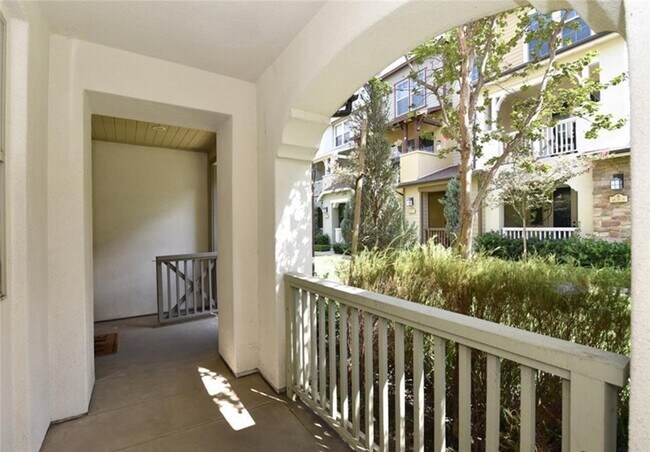 Building Photo - 654 S Melrose St