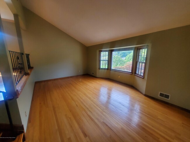 Building Photo - 498 Hemlock Hill Dr