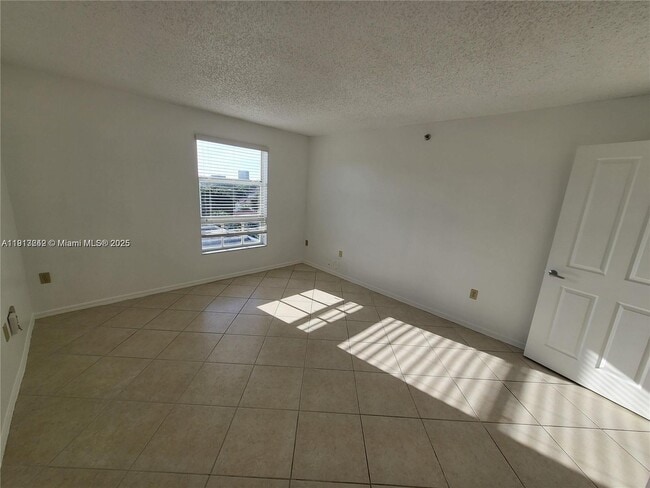 Foto del edificio - 2351 Douglas Rd