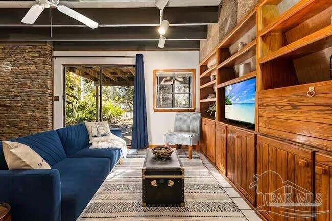 Foto del edificio - 14120 Innerarity Point Rd