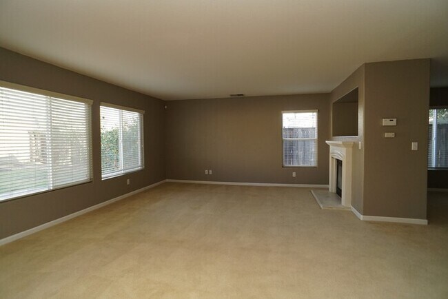 Foto del edificio - Spacious 4 bedroom 2.5 bathroom in Lincoln Crossing!