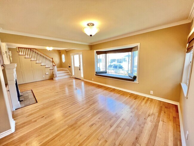 Building Photo - A Beautifully Large 4 Bedroom 4 Bathroom H...