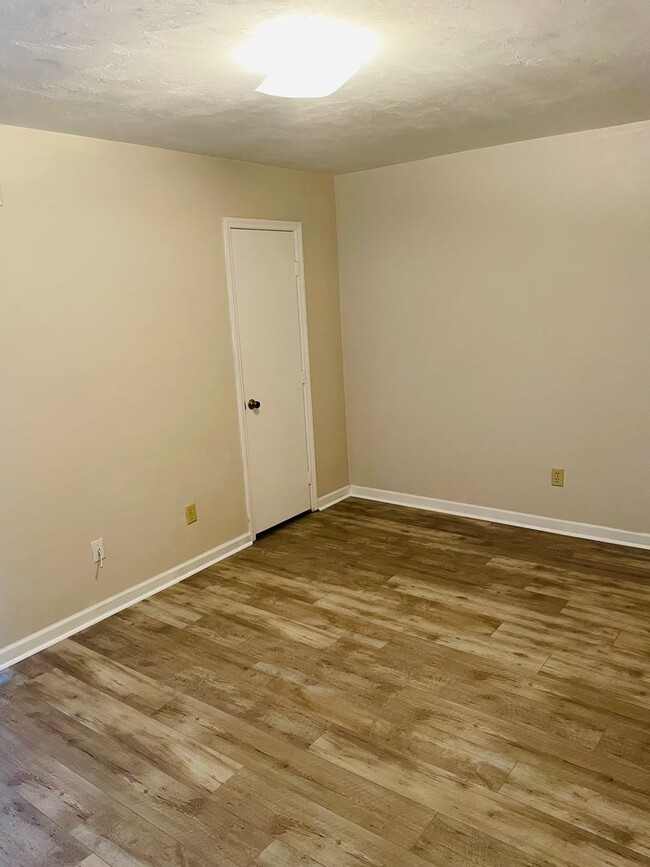 Building Photo - Spacious Apartment Near Campus!