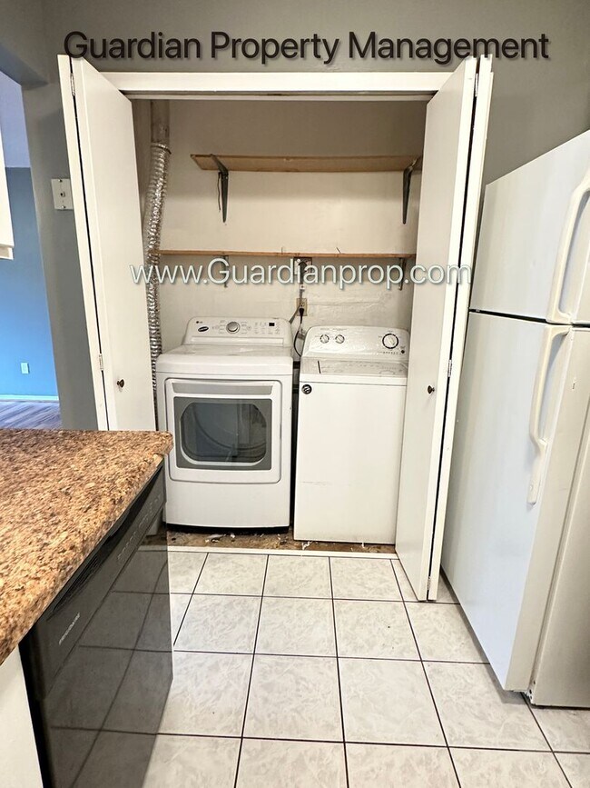 Foto del edificio - Brooklyn Park End Unit Patio Home, Dishwasher, One Car Garage, Available Mid June
