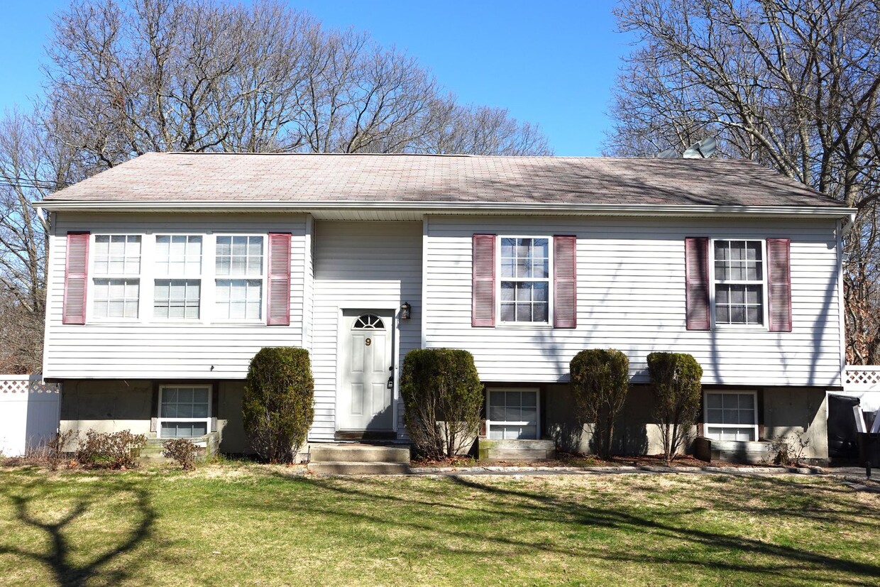 Primary Photo - 4 Bedroom Spacious Hi-Ranch