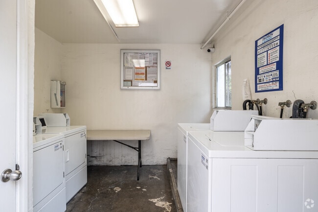 Community Laundry Room - 2419 S Ridgeley Dr