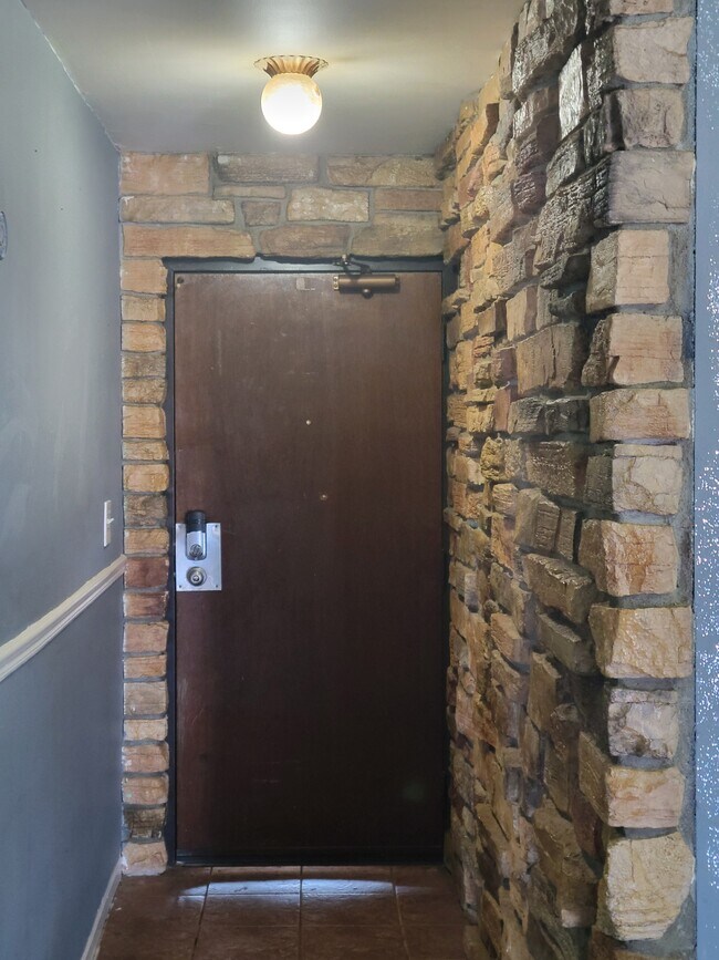 Building Photo - 258 E Bailey Rd