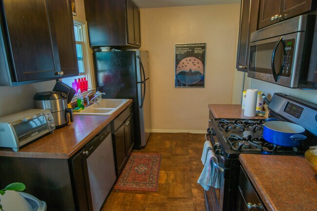 Kitchen - 832 20th Ave SE