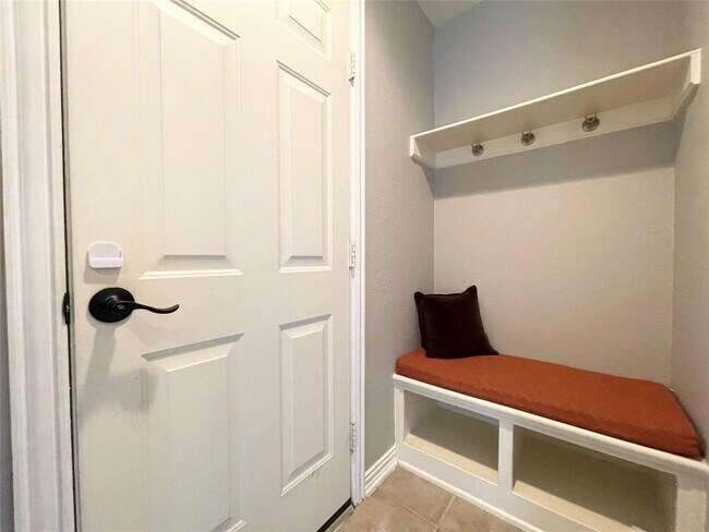 Foto del edificio - 2636 Lake Ridge Dr