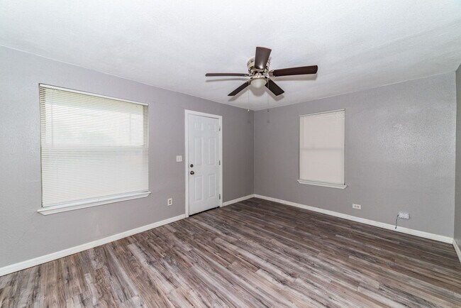 Foto del edificio - 3-BEDROOM GOVERNMENT HILL DUPLEX