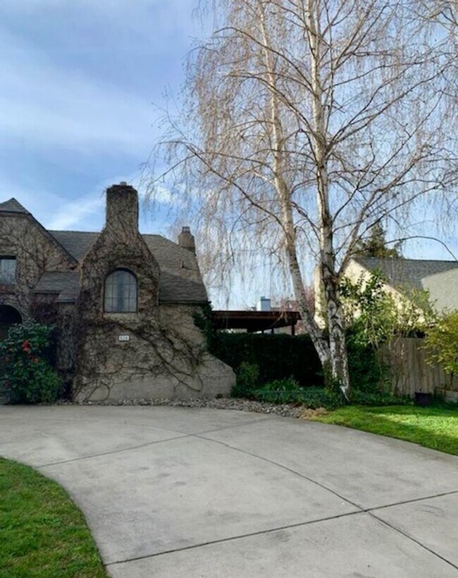 Foto del edificio - Nice Family Home in Quiet Neighborhood formally known as the French Collection Homes