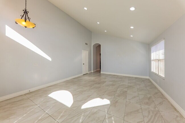 Foto del edificio - 6490 W Wahalla Ln