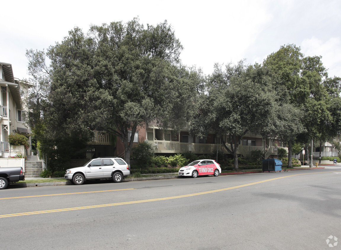 Building Photo - Camelot Apartments