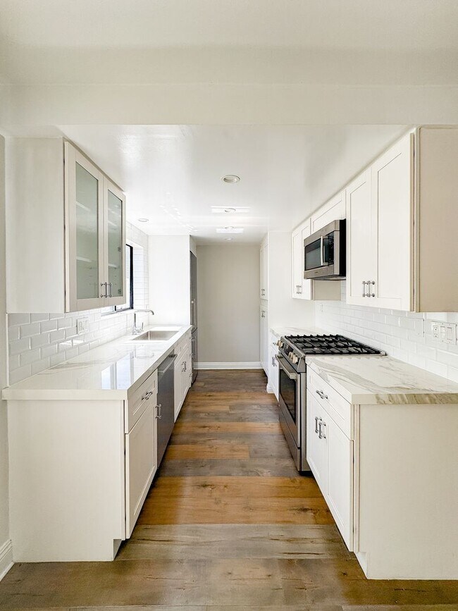 Foto del edificio - Move-In Special - Gorgeous  Townhouse 3BR | 2.5BA | Attached 2-Car Garage | Laundry | Pool | Priv...