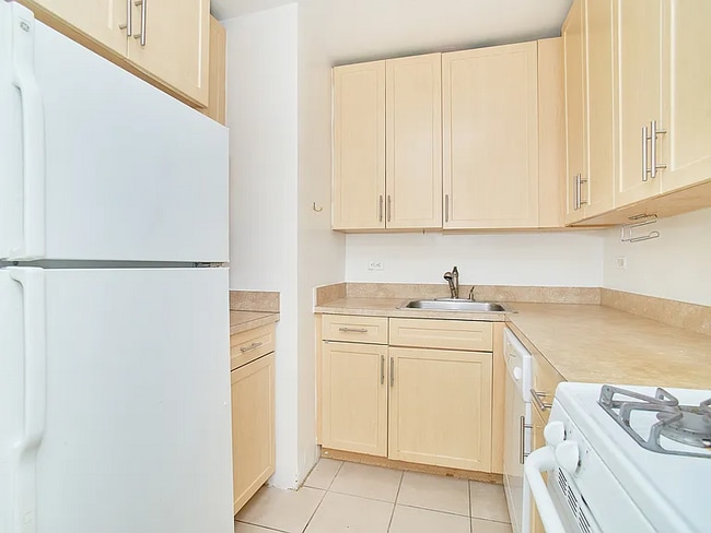 Building Photo - 83-40 Britton Ave