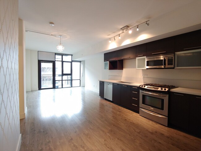 Foto del edificio - Open 2bdrm 1 bath with floor to ceiling wi...