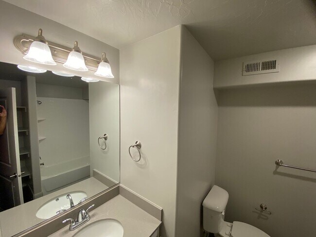 Foto del edificio - Great 2 bed 1 bath place, built in 2024