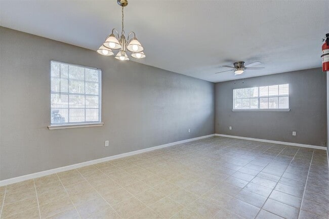 Building Photo - 521 Spring Dr