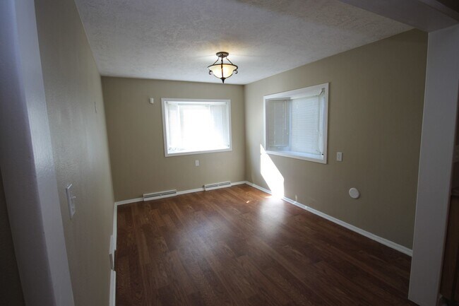 Building Photo - Sunnyside single family home with oversize...