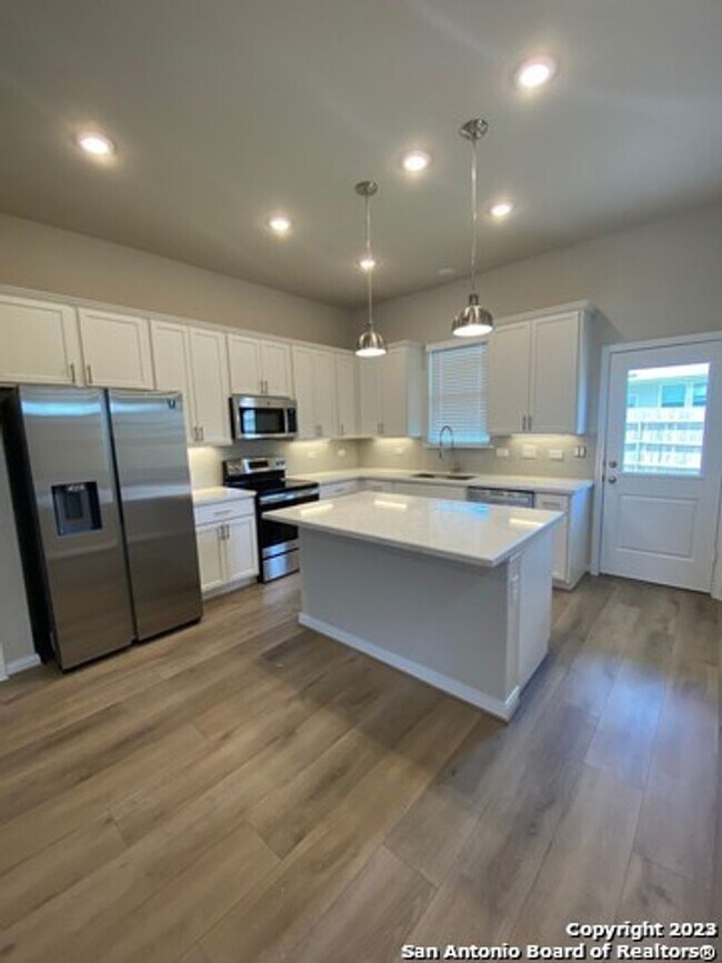 Building Photo - 3 bedroom 2 bathroom located in Overlook a...