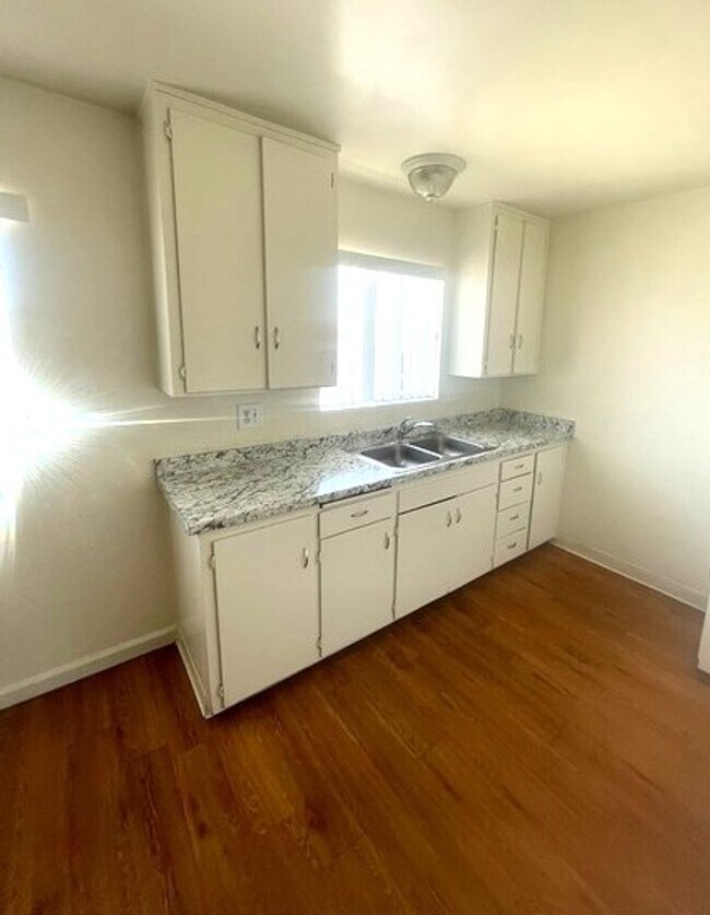 Foto del edificio - Renovated Upstairs 1 bedroom, Low move in ...