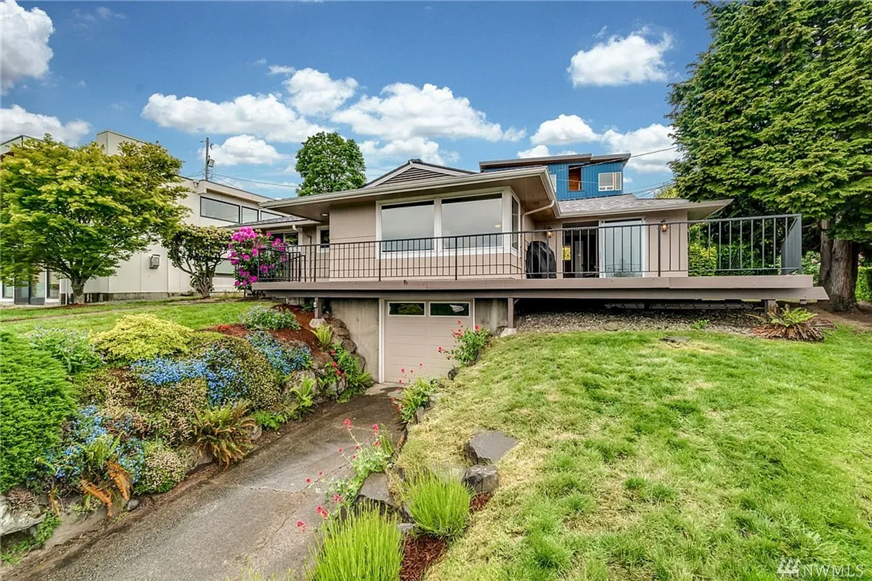 Primary Photo - Magnificent 3 Bedroom Lake Washington House!