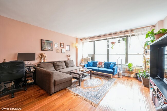 Foto del edificio - 2930 N Sheridan Rd