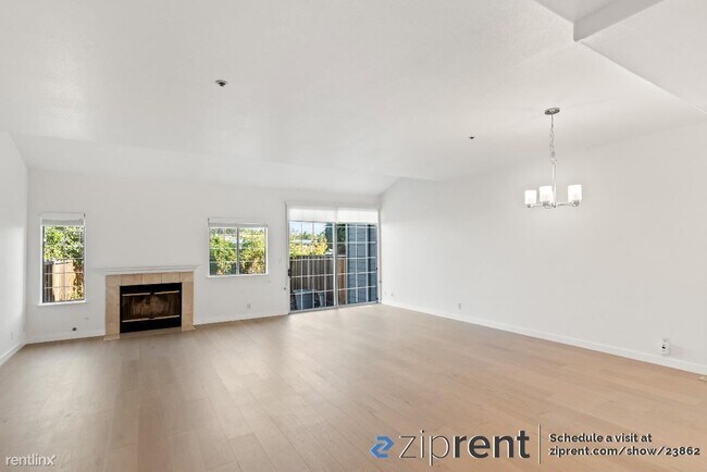 Building Photo - 3 br, 2.5 bath Townhome - 800 East Charles...