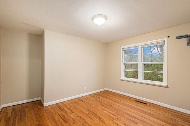 Building Photo - Cheyenne Canyon / 3 bedroom, 2 car garge, ...
